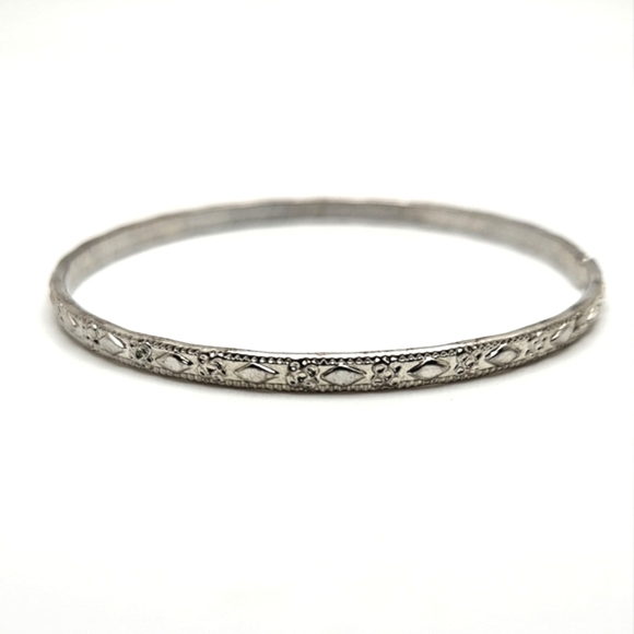 ๐ข3/$19๐ข Carved Design Silver Tone Bangle Bracelet - Picture 2 of 4